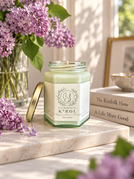 Bougie artisanale K°ROL Lilas en ambiance lifestyle printanière