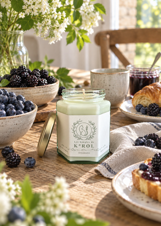 Bougie K°ROL Mûres et myrtilles en ambiance lifestyle fruitée